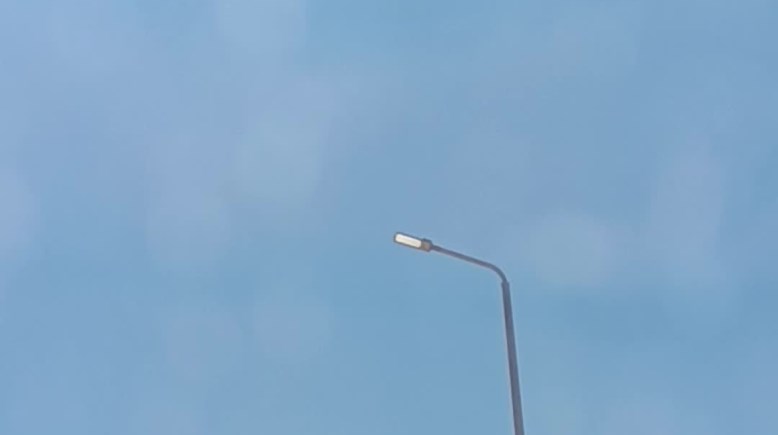 أعمدة الإنارة شغال نهاراً ومظلمة ليلاً 