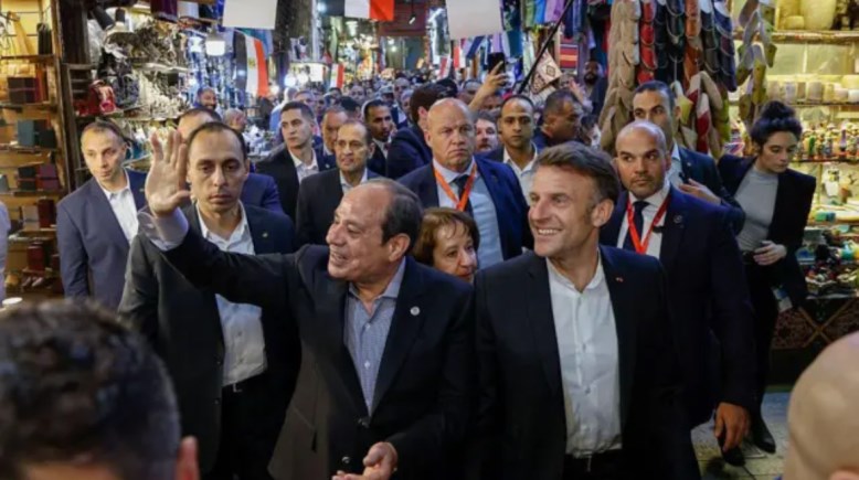 الرئيس السيسي مع الرئيس الفرنسي ماكرون في خان الخليلي