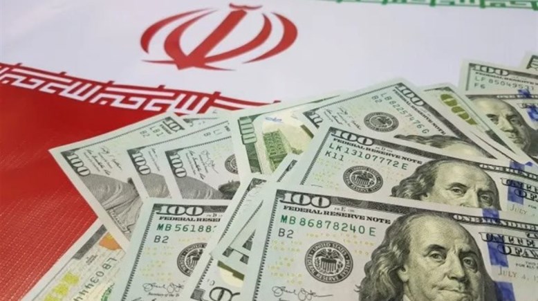 دولارات فوق علم إيران - تعبيرية 