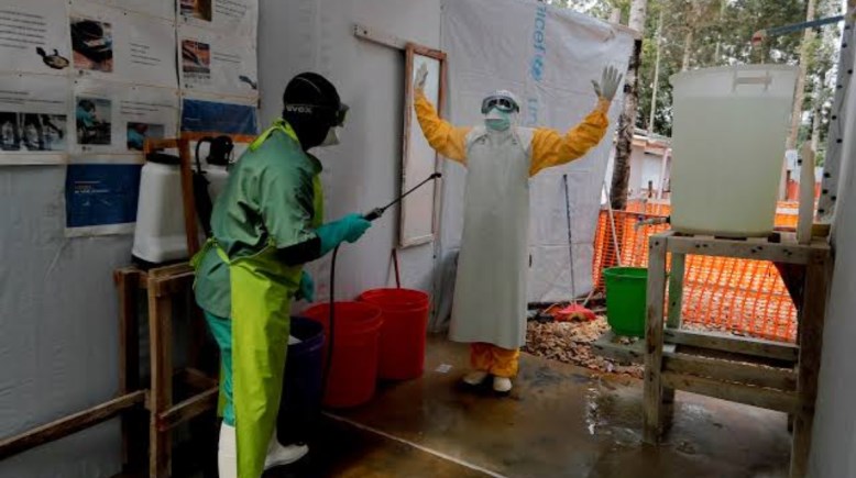 طبيب يتلقى وقاية من فيروس إيبولا 