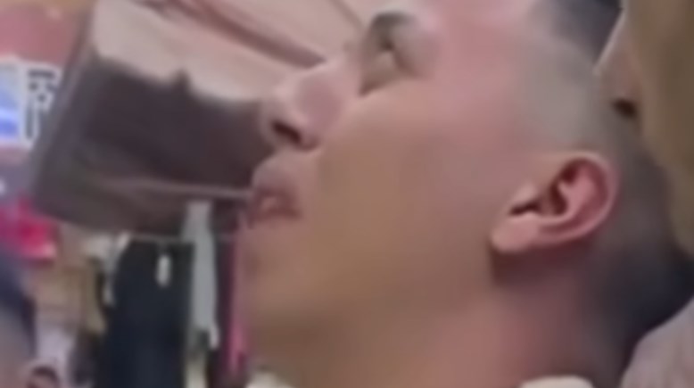 الشاب وهو منهارًا بالبكاء