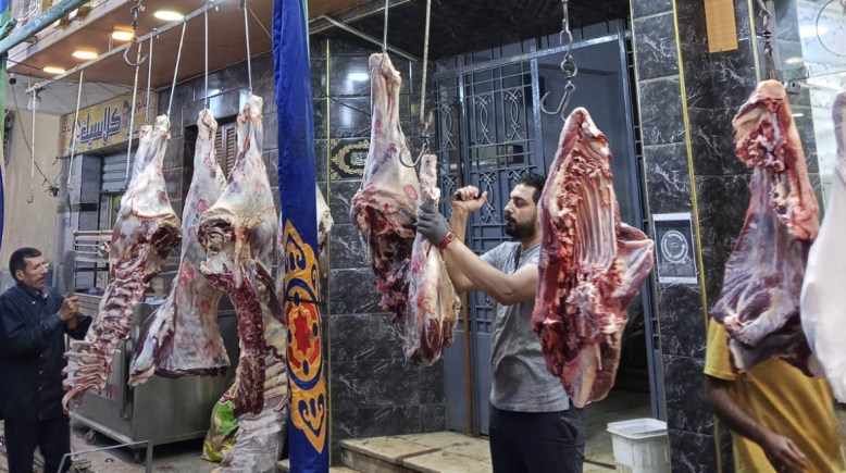 جزارين أثناء تقطيع اللحم في الجولة الميدانية