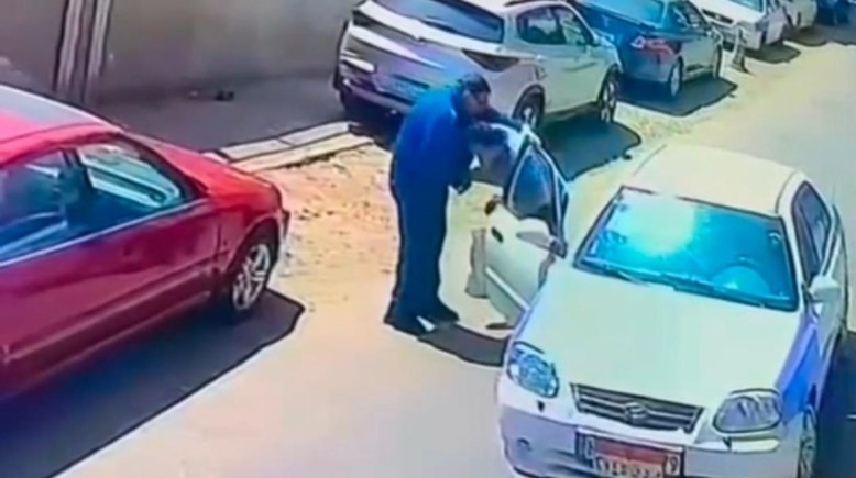 أول مرة نشوف حاجة حلوة بالشكل ده.. فيديو معلم بورسعيد ومديره السابق يخطف قلوب السوشيال ميديا