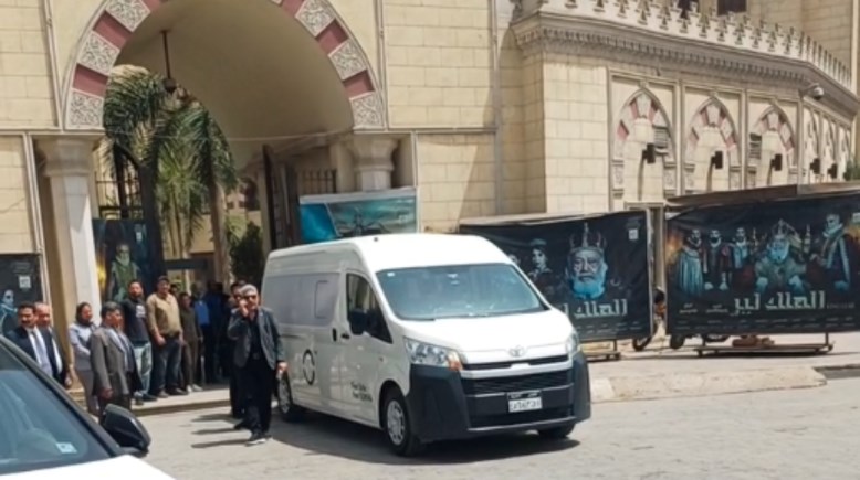 جثمان عبدالرحمن أبو زهرة أمام المسرح القومي