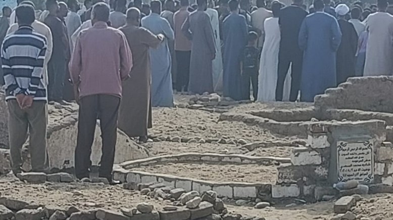 لحظه تشييع الجثمان بمدافن مدافن العائلة 