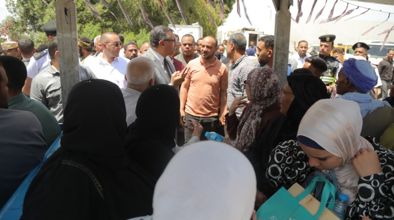 محافظ قنا فى مجمع المواقف