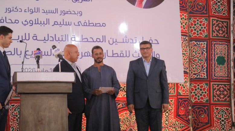 وزير النقل ومحافظ قنا يسلمان شيكات للمتضررين من سكة قطار الكهرباء 