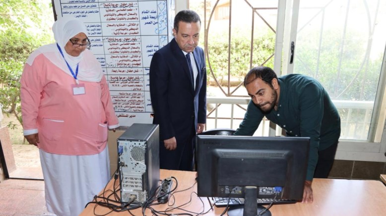صورة للمحافظ اثناء الجولة 