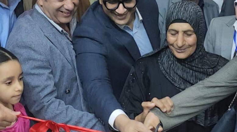 الحاجة انتصار اثناء قص الشريط 