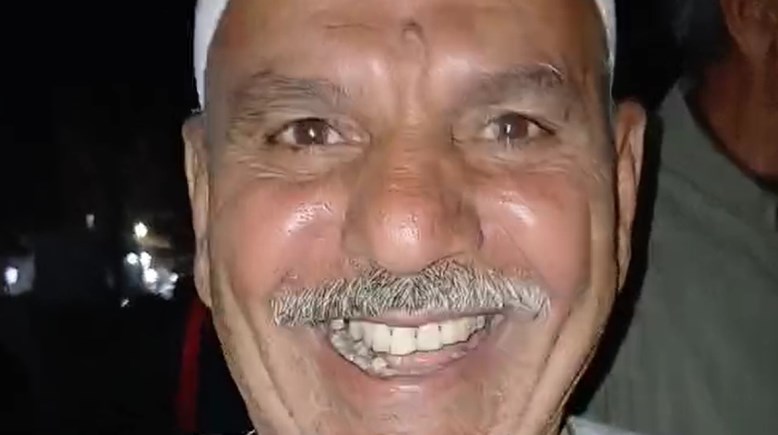 حاج يمازح مودعيه اثناء السفر 