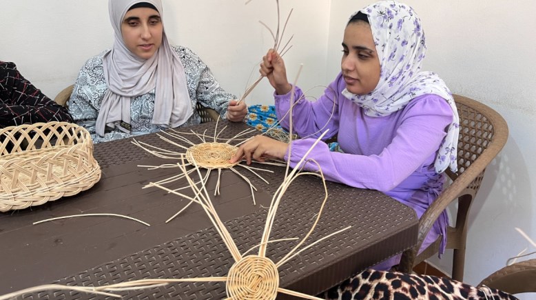مكفوفون يصنعون البامبو 