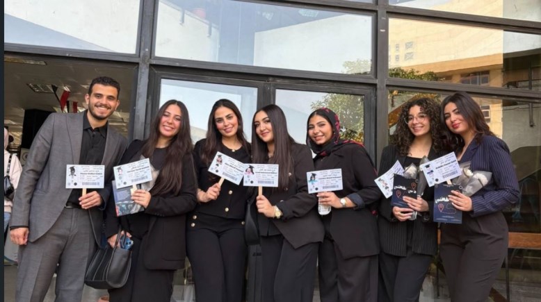 طلاب كلية الإعلام جامعة القاهرة