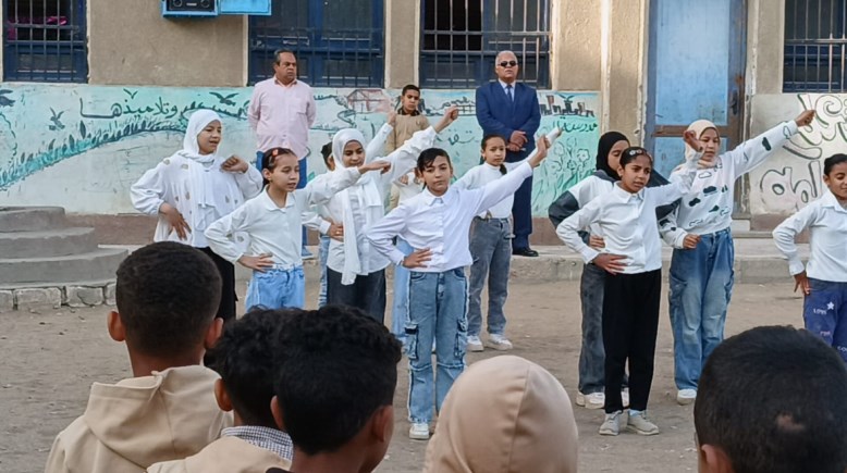 صورة وكيل وزارة التربية والتعليم بالفيوم أثناء الزيارة 