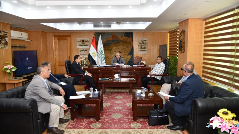 لقطة محافظ الفيوم أثناء الاجتماع 