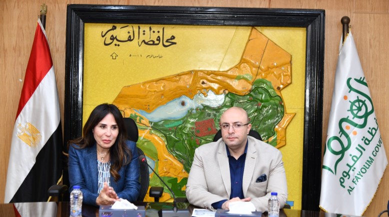 لقطة محافظ الفيوم مع وزيرة الاسكان 
