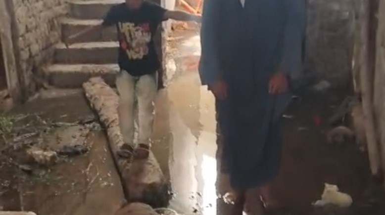 لقطة من استغاثة المواطن لغرق منزلة بمياة الصرف الصحي 