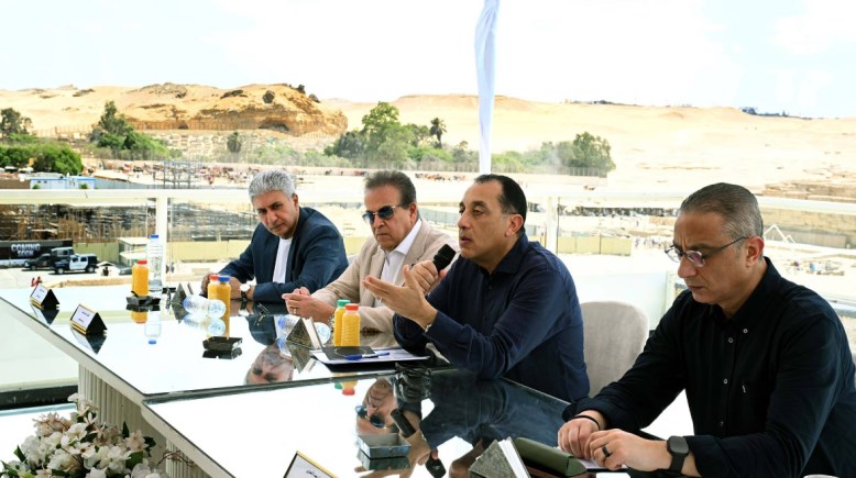 رئيس الوزراء يلتقى أهالي نزلة السمان لمناقشة مخططات تطوير المنطقة