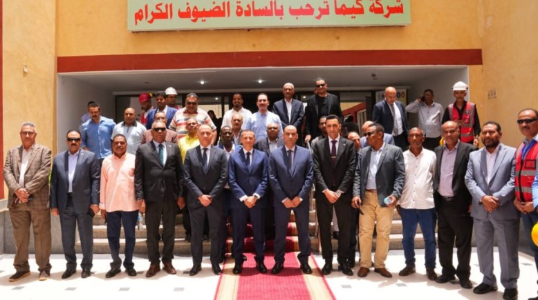 وزير العمل ومحافظ أسوان في زيارة ميدانية داخل قلعة «كيما» الصناعية لدعم العمالة وتعزيز التدريب والتشغيل