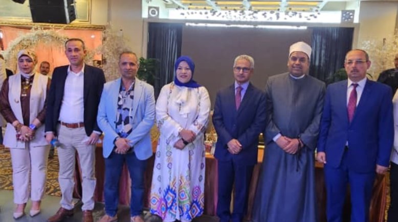 محافظ بني سويف يودع أفواج حجاج الجمعيات ويطالبهم بالدعاء لمصر