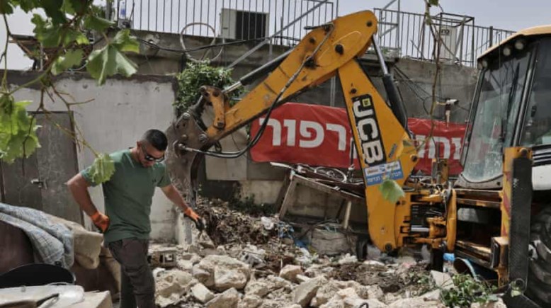 الفلسطينيون يجبرون على هدم منازلهم