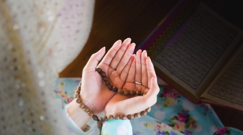 امرأة تدعو الله بخشوع