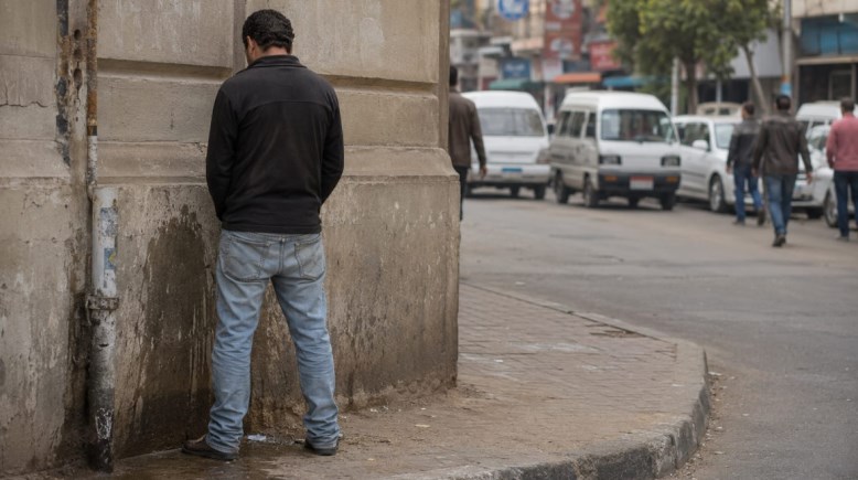 التبول في الشارع-تعبيرية