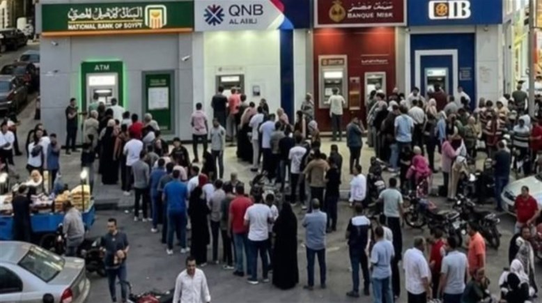 طوابير المواطنين أمام ATM - تعبيرية