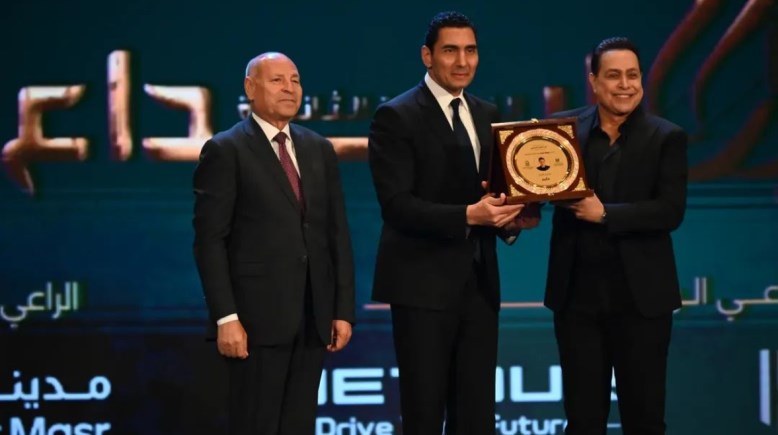 الفنان حكيم أثناء تكريمه 