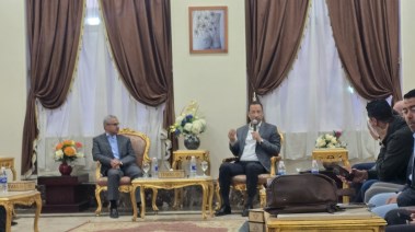 وزير الاتصالات خلال نقاش مع الصحفيين 