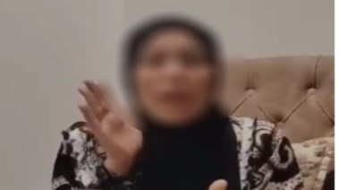 السيدة الظاهرة بالمنشور
