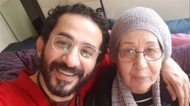 الفنان أحمد حلمي ووالدته