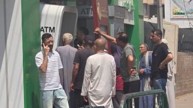 ازدحام على ماكينات الصراف الآلي