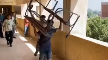 تحطيم الطلاب للمقاعد داخل مدرسة