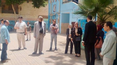 فريق من النيابة الإدارية داخل المدرسة