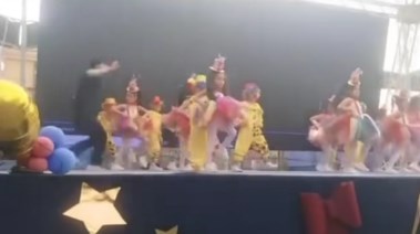 حادث سقوط شاشة العرض على طلاب KG2
