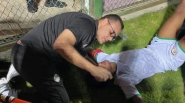 إنقاذ لاعب منتخب عمان 