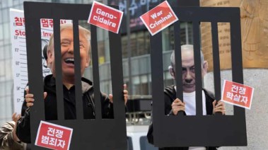 متظاهرون كوريون جنوبيون يجسدون صورة لترامب ونتنياهو خلف القضبان 