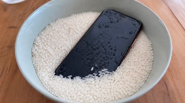 وضع الهاتف المبلل في الأرز لا يساعد دائماً، بل قد يزيد الأمر سوءاً.