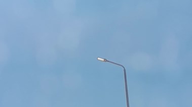 أعمدة الإنارة شغال نهاراً ومظلمة ليلاً 