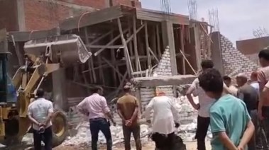 سيدة تحاول تقبيل قدم رئيسة مدينة بالمنيا