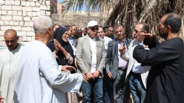 محافظ المنيا ينهي "كابوس" مياه الترعة في عزبة البيضاء