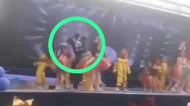 الشاب أحمد تيتو أثناء إنقاذه لصغار ويزنس