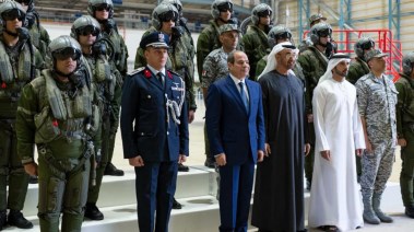 محمد بن زايد والرئيس السيسي بجانب القوات المصرية