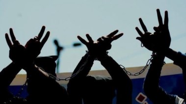 أسرى يرفعون علامة النصر