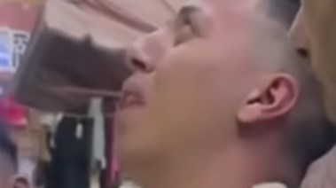 الشاب وهو منهارًا بالبكاء