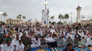 مسلمون أثناء تكبيرات العيد