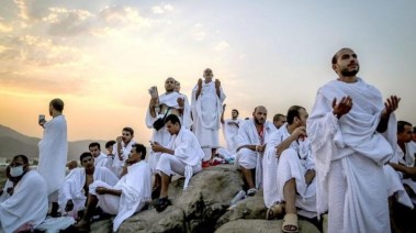 حجاج يرتدون ملابس الإحرام على جبل عرفات