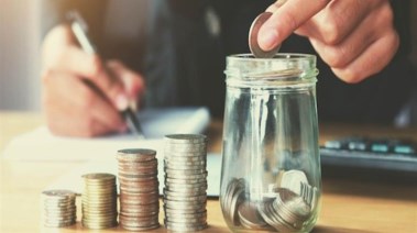 هل يجوز إخراج زكاة المال على الأقارب؟