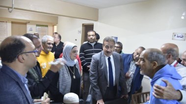 محافظ بورسعيد اللواء ابراهيم ابو ليمون وسط المسنين 
