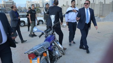 في أولى أيام عيد الأضحى المبارك.. محافظ بورسعيد يتفقد الشاطئ والكورنيش ويضبط دراجات بخارية مخالفة ويوجه بمصادرتها